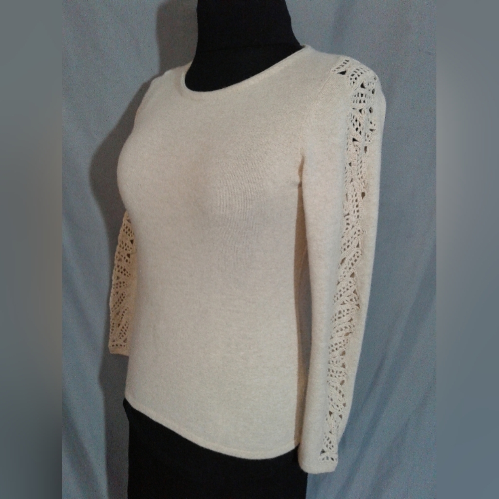 Neiman Marcus cashmere knitt top